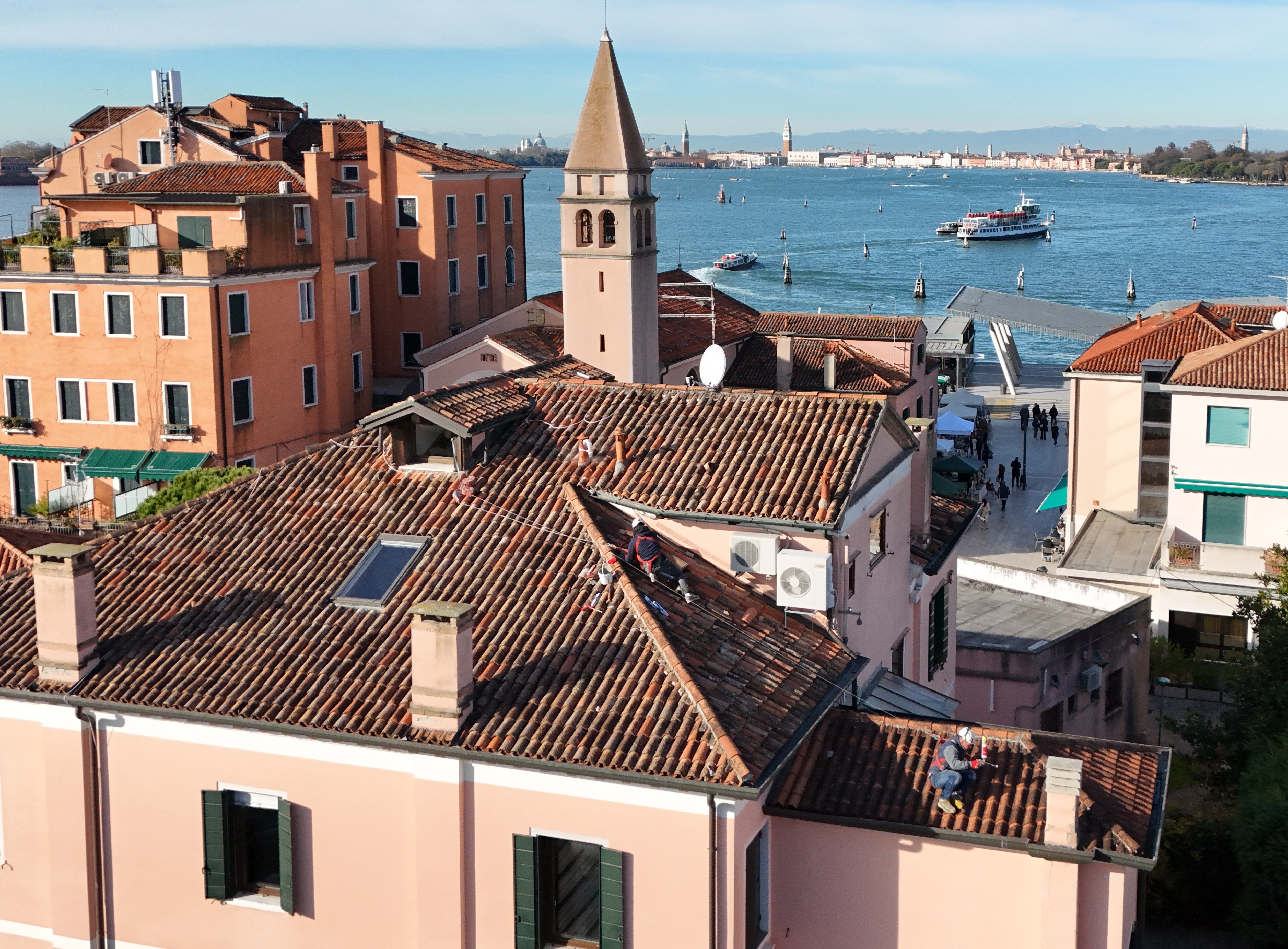 Il team di Tetto Ok al lavoro in sicurezza
